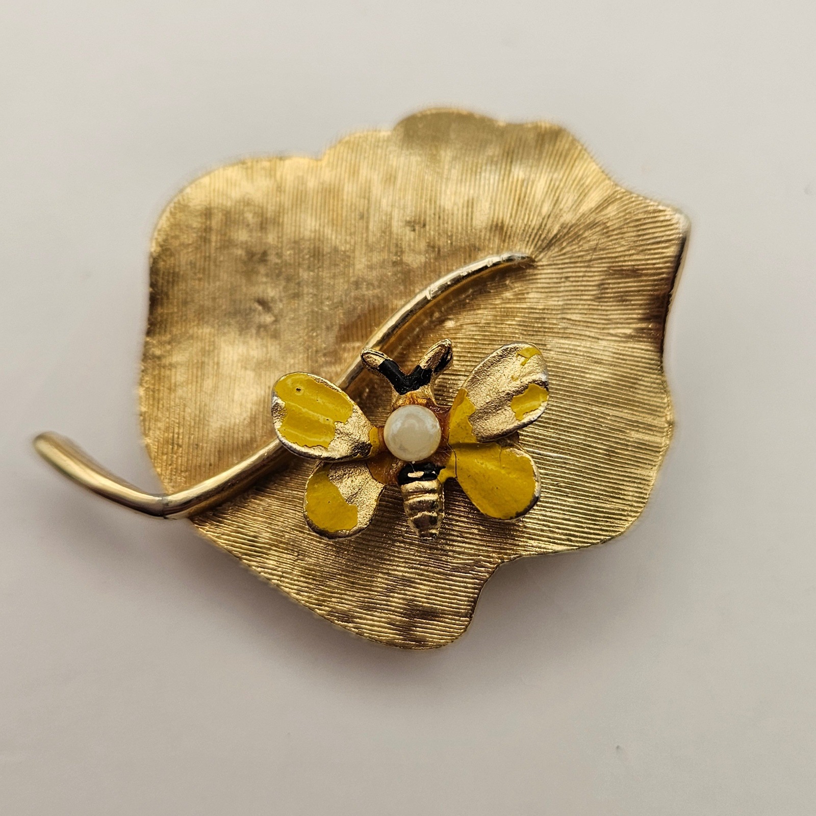 R Mandle Vintage Gold Tone Leaf Bee Brooch Enameled Faux Pearl Pin Whimsical